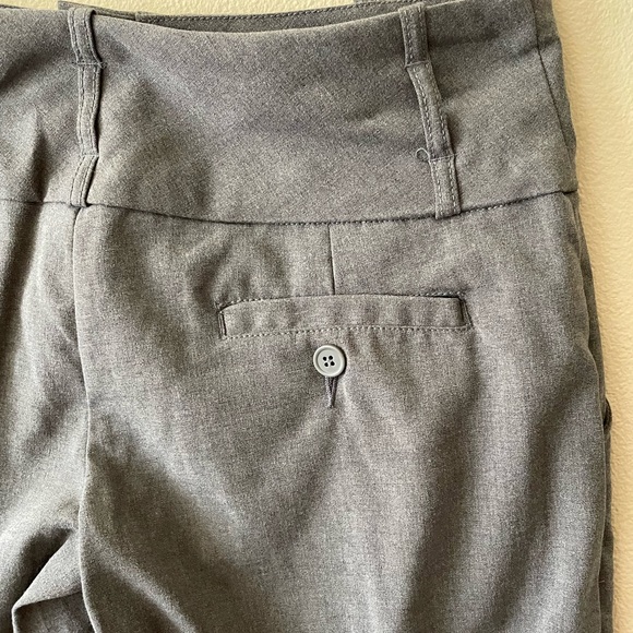 Xhilaration woman’s capri stretch pants. Grey size 5. Like new condition. - Picture 5 of 7